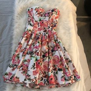 Strapless flower print dress. Heart shape top.